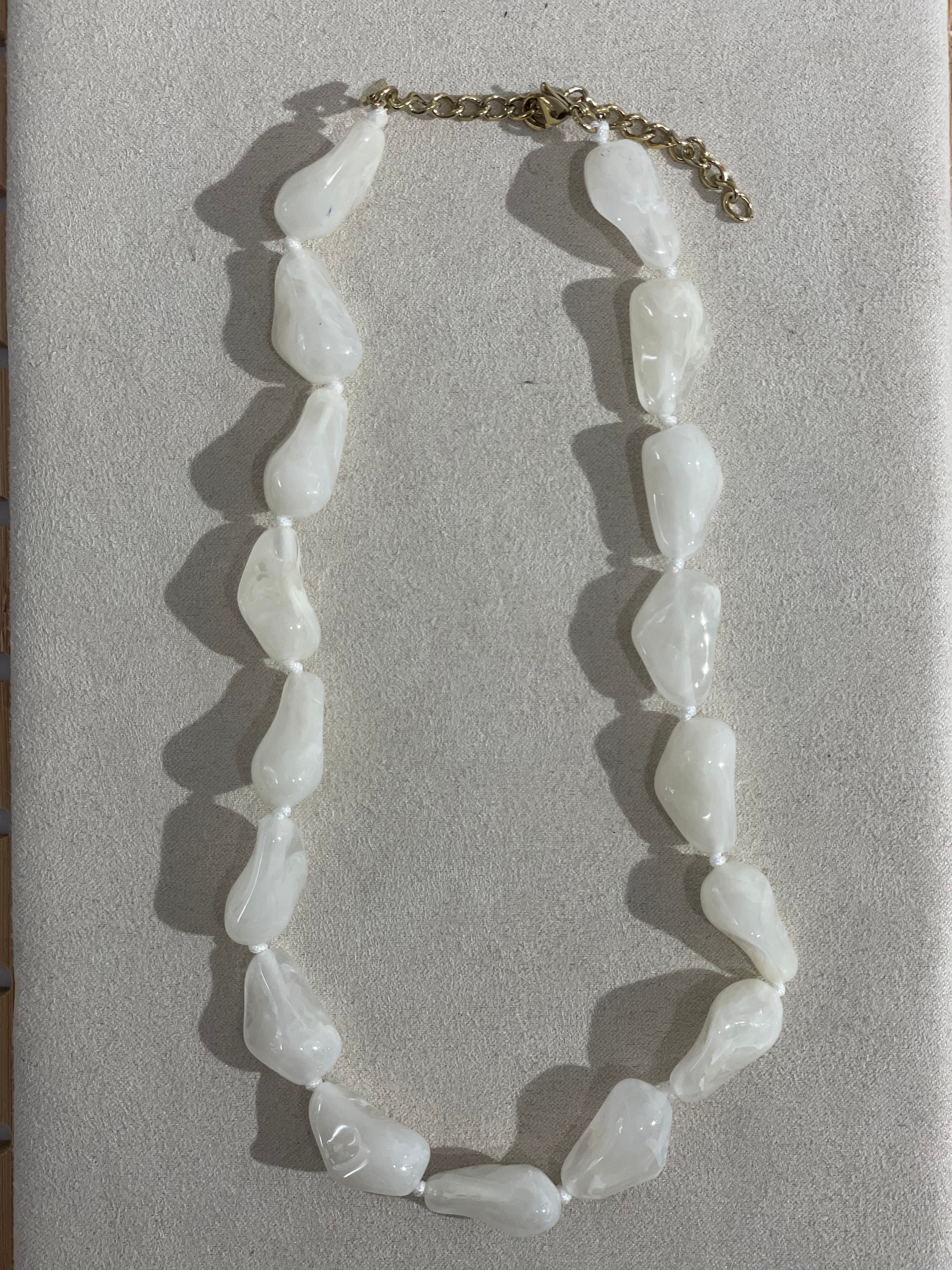 COLLIER WHITE