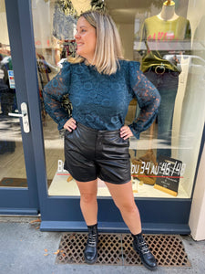 SHORT EMELIE