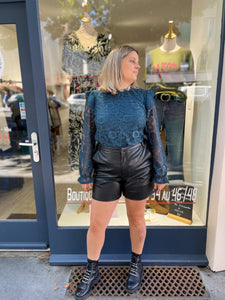 SHORT EMELIE