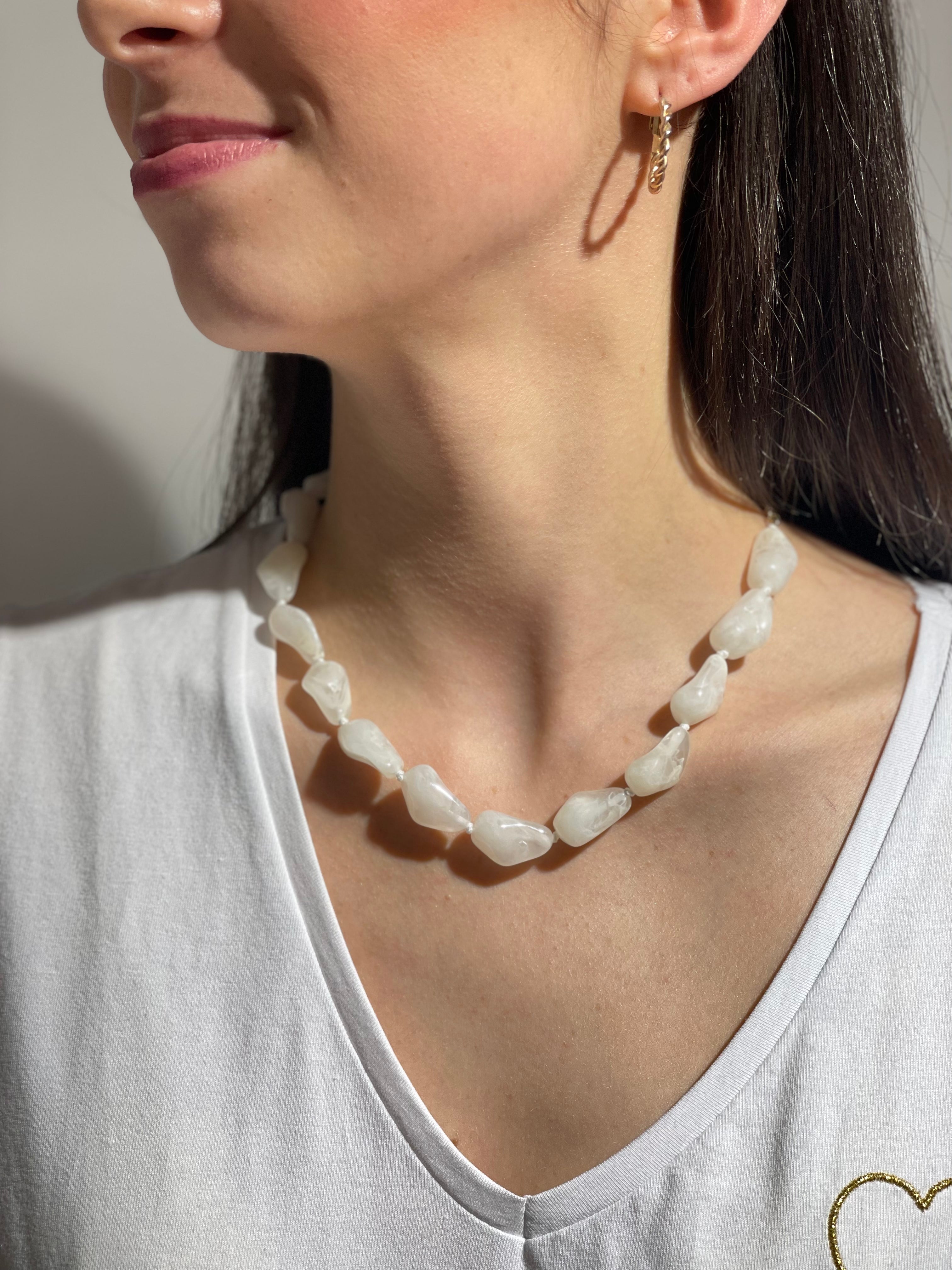 COLLIER WHITE